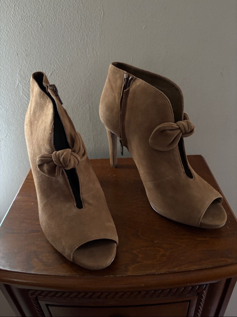 Michael Michael Kors. 9.5, Women’s Shoes, Light Brown / Tan - Picture 2 of 7
